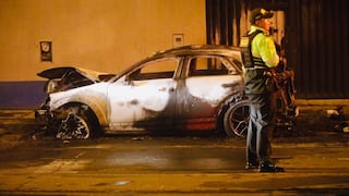 Chorrillos: Delincuente disfrazado de repartidor incendia combi estacionada en plena vía pública