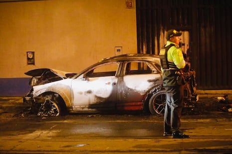 Chorrillos: Delincuente disfrazado de repartidor incendia combi estacionada en plena vía pública
