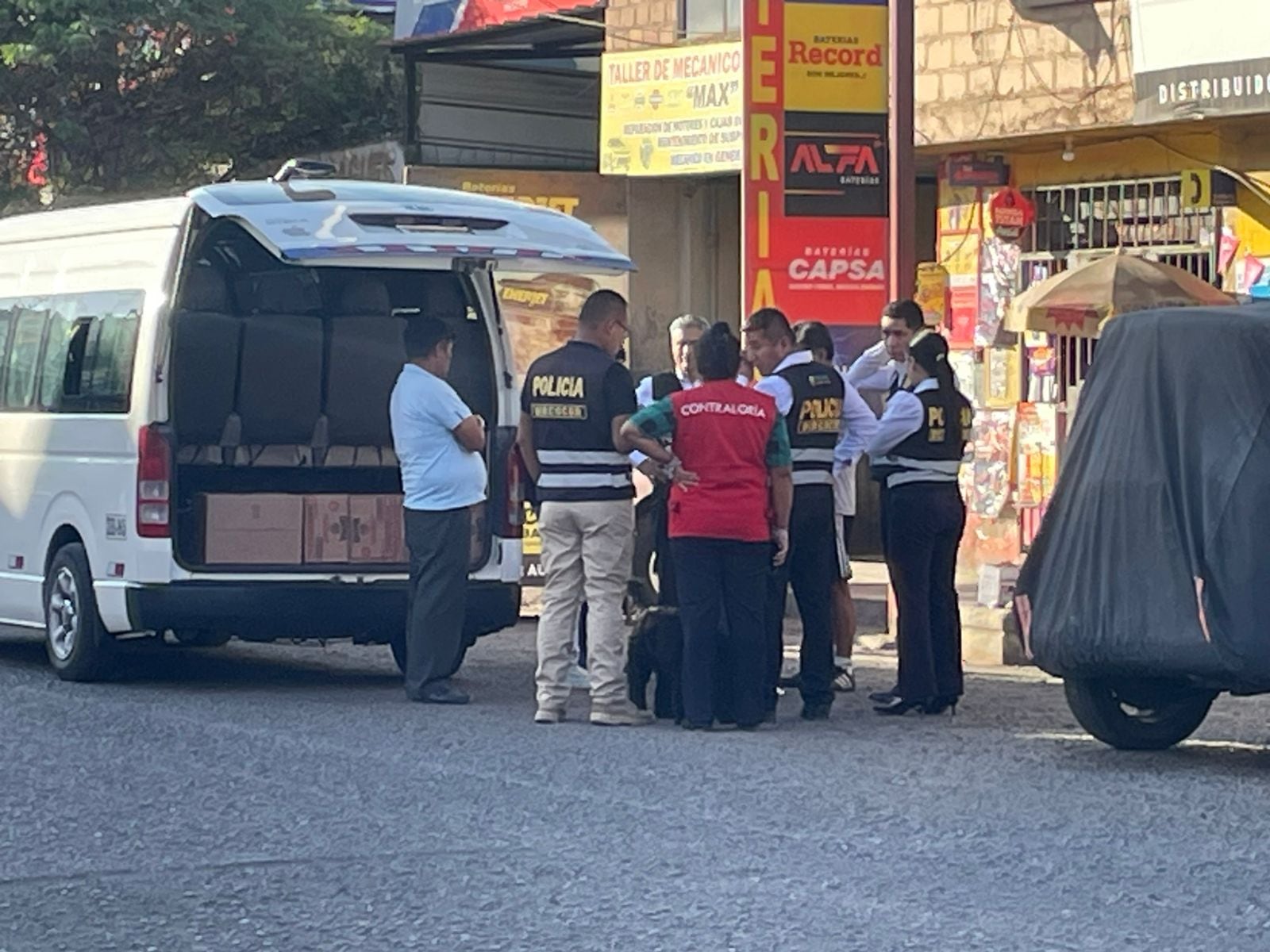 En la intervención participaron la Policía, la fiscal Roxana Ticona y la Contraloría. (Foto: Difusión)