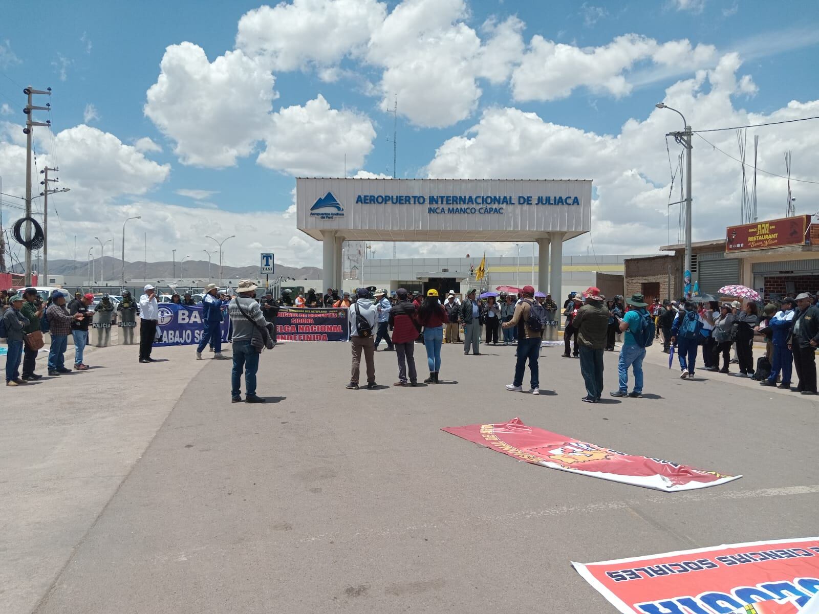 Puno: Docentes universitarios realizan plantón en puerta del aeropuerto de Juliaca.