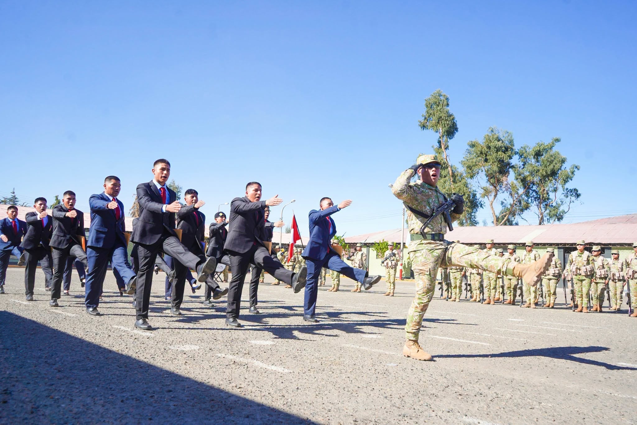 Voluntarios del servicio militar en su último desfile