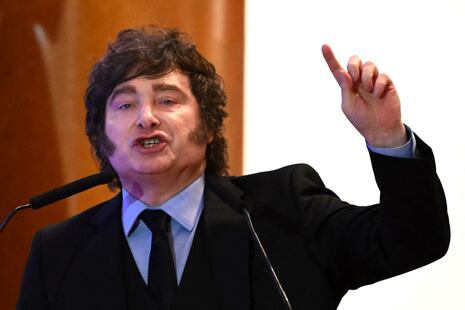 Javier Milei modifica la Ley de Migraciones para expulsar a extranjeros por mensajes de odio