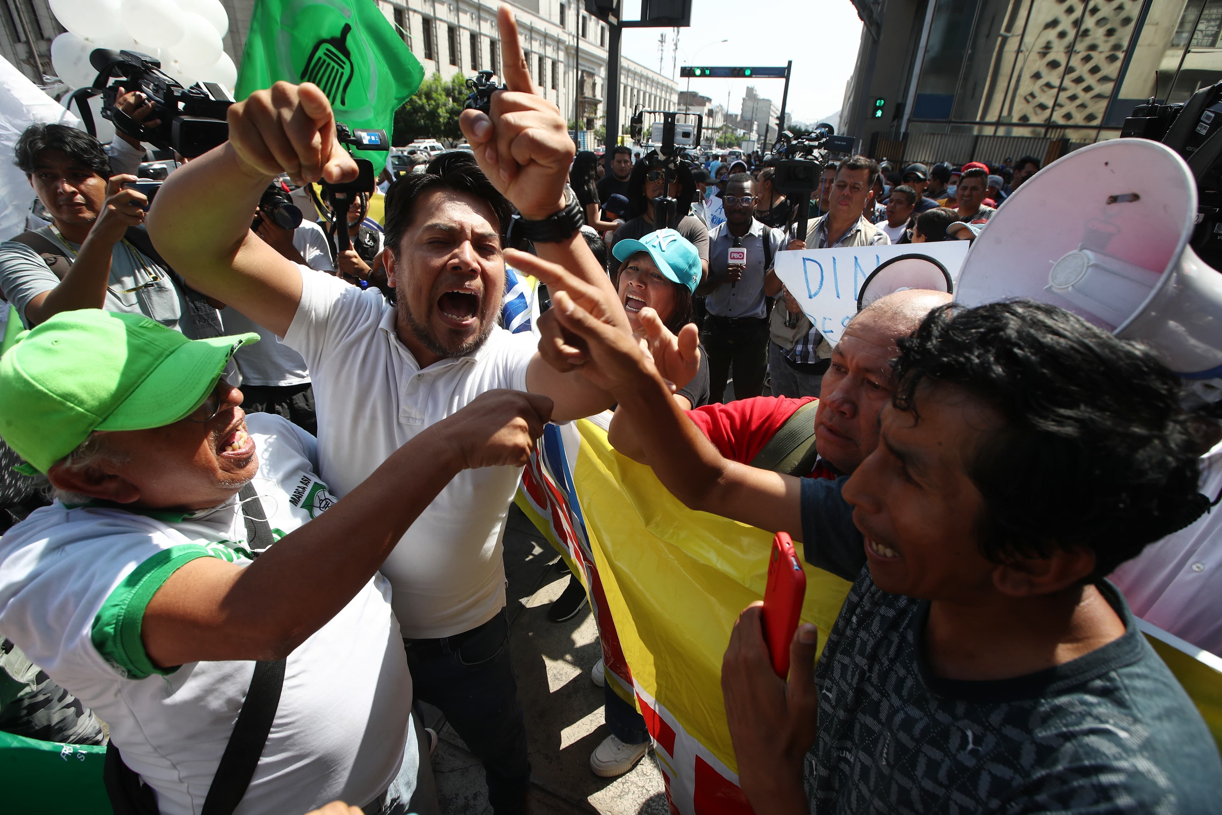 Enfrentamientos por Dina Boluarte y el caso Rolex en la sede del Ministerio Público. Fotos: jorge.cerdan/@photo.gec