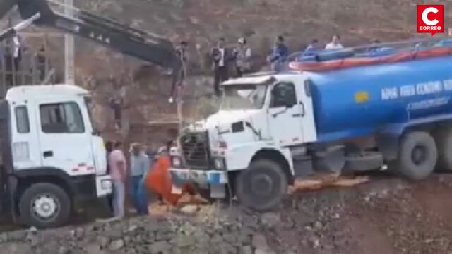 Camión cisterna es retirado en San Juan de Miraflores tras riesgo de colapso sobre casas