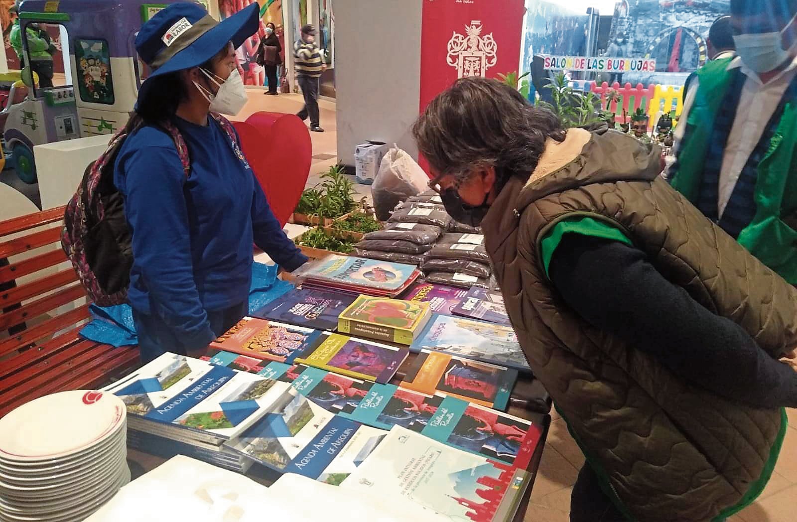 Población podrá acudir a evento “Trueque Verde: Libros por plantas”, que permitirá intercambiar un libro por una planta en la plaza San Francisco. Foto: GEC.