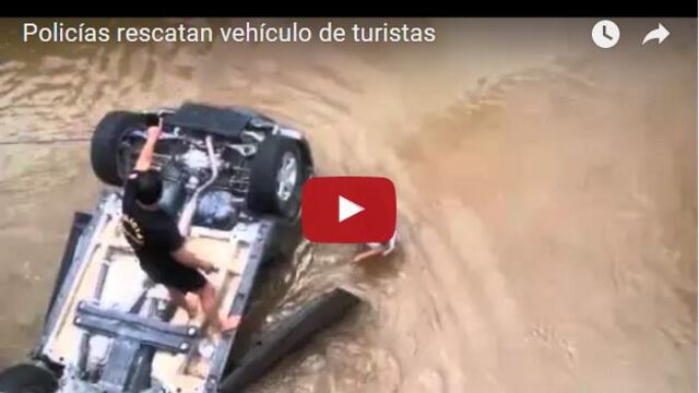 YouTube: Auto cayó de puente y policías rescatan a chilena (VIDEO)