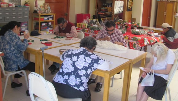Ancianos del Hogar San José confeccionan adornos navideños para venderlos