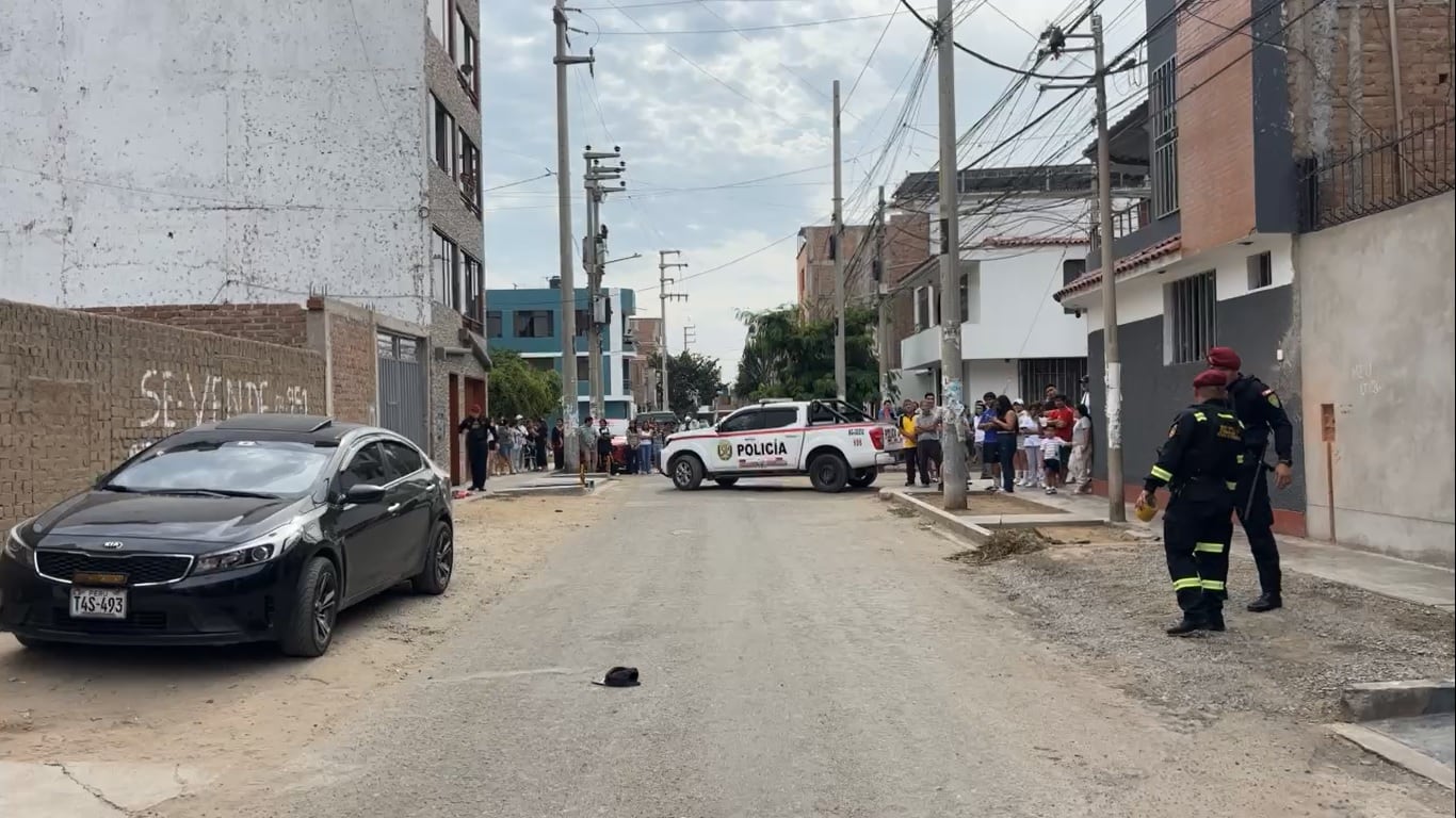 Sicarios acribillaron a dos jóvenes cuando conversaban en un auto. Víctimas intentaron huir corriendo, pero fueron alcanzadas por los disparos. (Foto: Captura SolTv Perú)