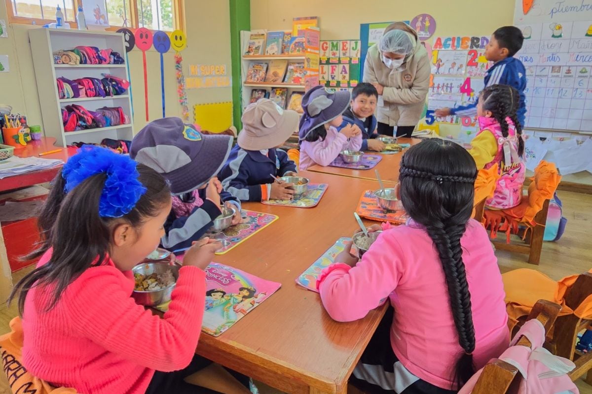 Los escolares reciben desayuno en sus colegios.