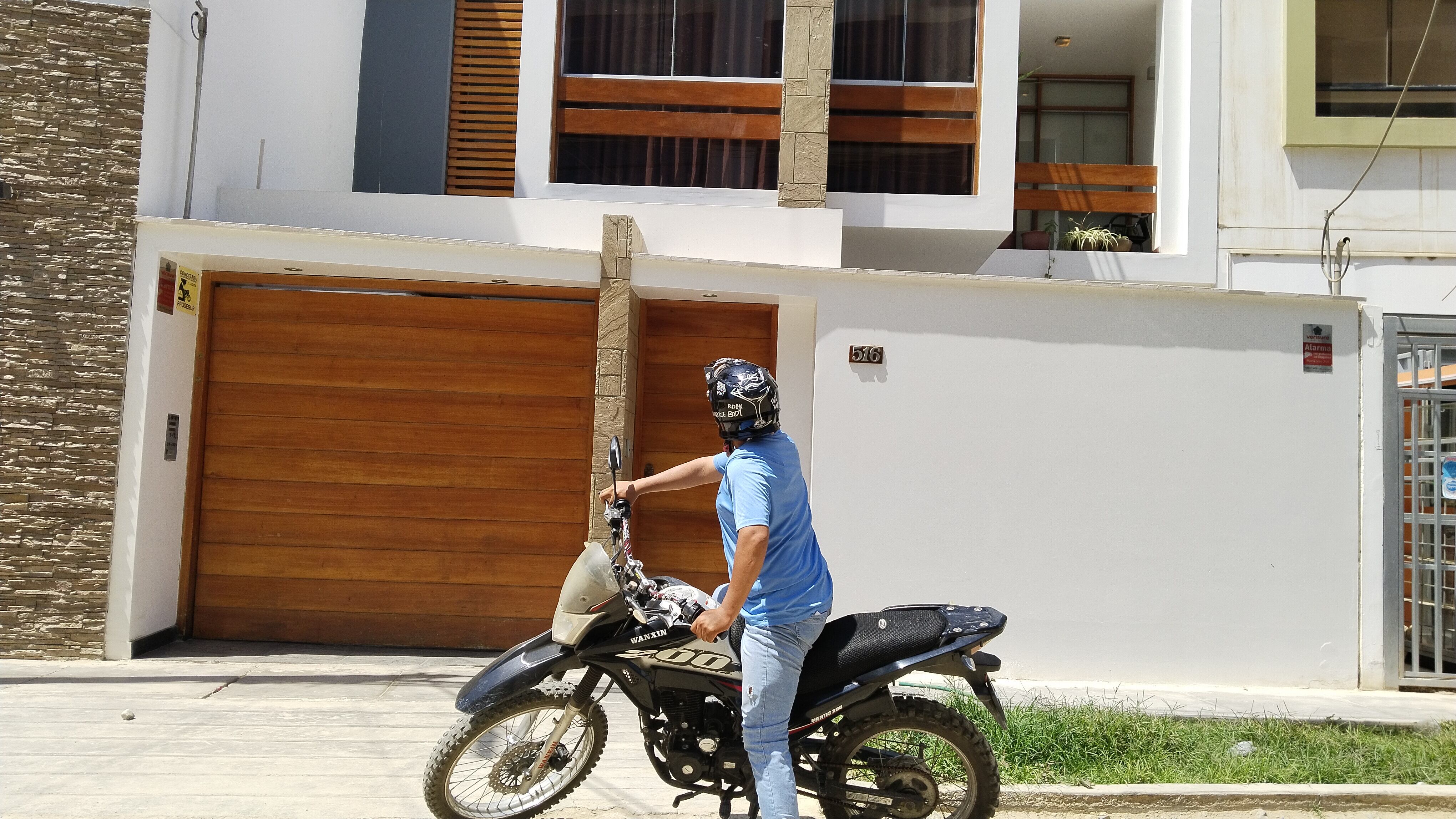 Se tuvo conocimiento que la costosa mercadería hurtada es de propiedad de la hija del abogado, quien tampoco estaba.