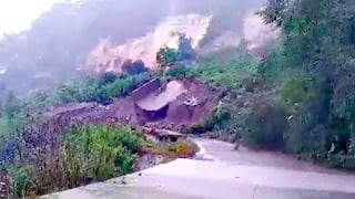 Pucallpa: Huaico sepulta vía y arrastra camión hasta el río Previsto (FOTOS)