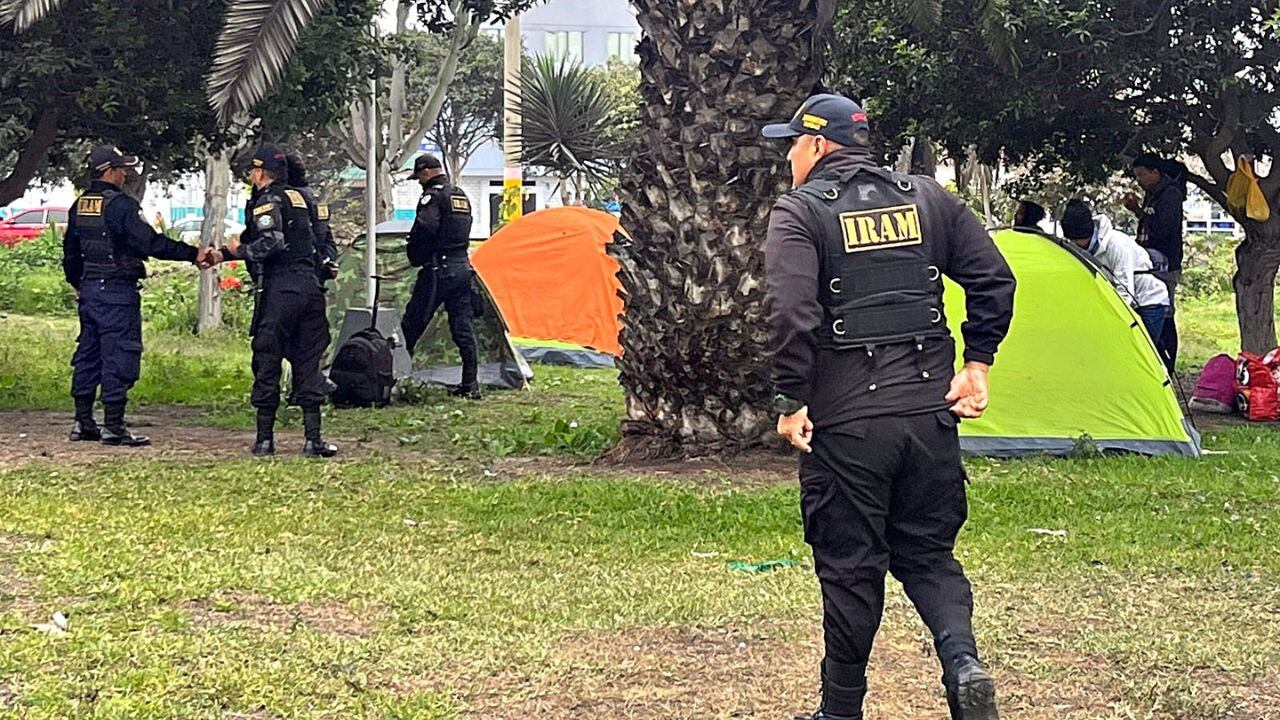 Habían instalado carpas y entre ellos había niños.