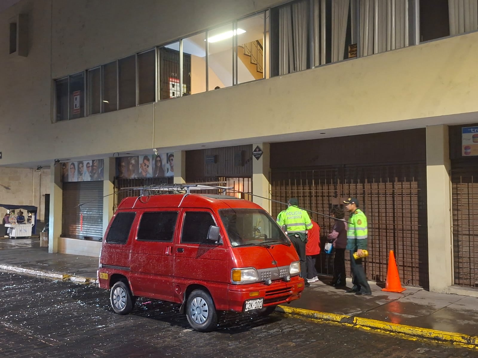 Detonan explosivo en oficina comercial del Cercado de Arequipa. Foto: GEC.