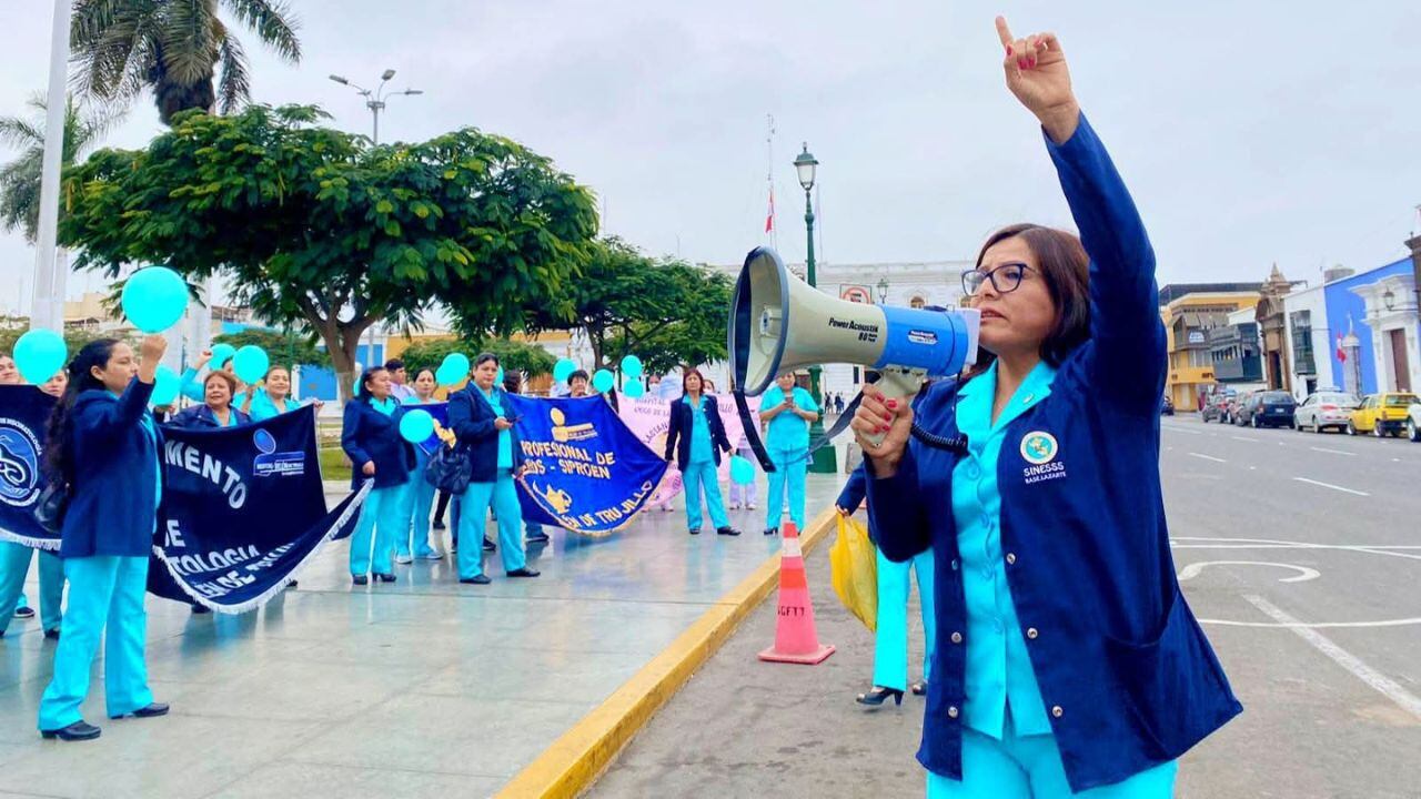 Decana del CR II del Colegio de Enfermeros cuestiona a EsSalud por suspender arbitrariamente el ingreso de enfermeros que ya habían renunciado a sus empleos.