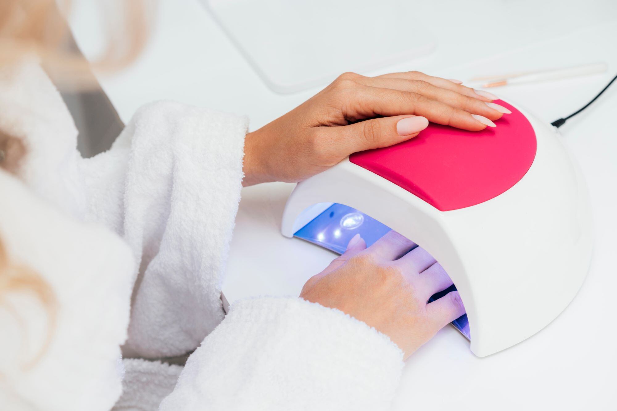 Un estudio europeo advierte que la exposición frecuente a lámparas UV podría aumentar el riesgo de cáncer de piel en manos. Un dermatólogo peruano explica qué tan cierto es y cómo prevenir daños.