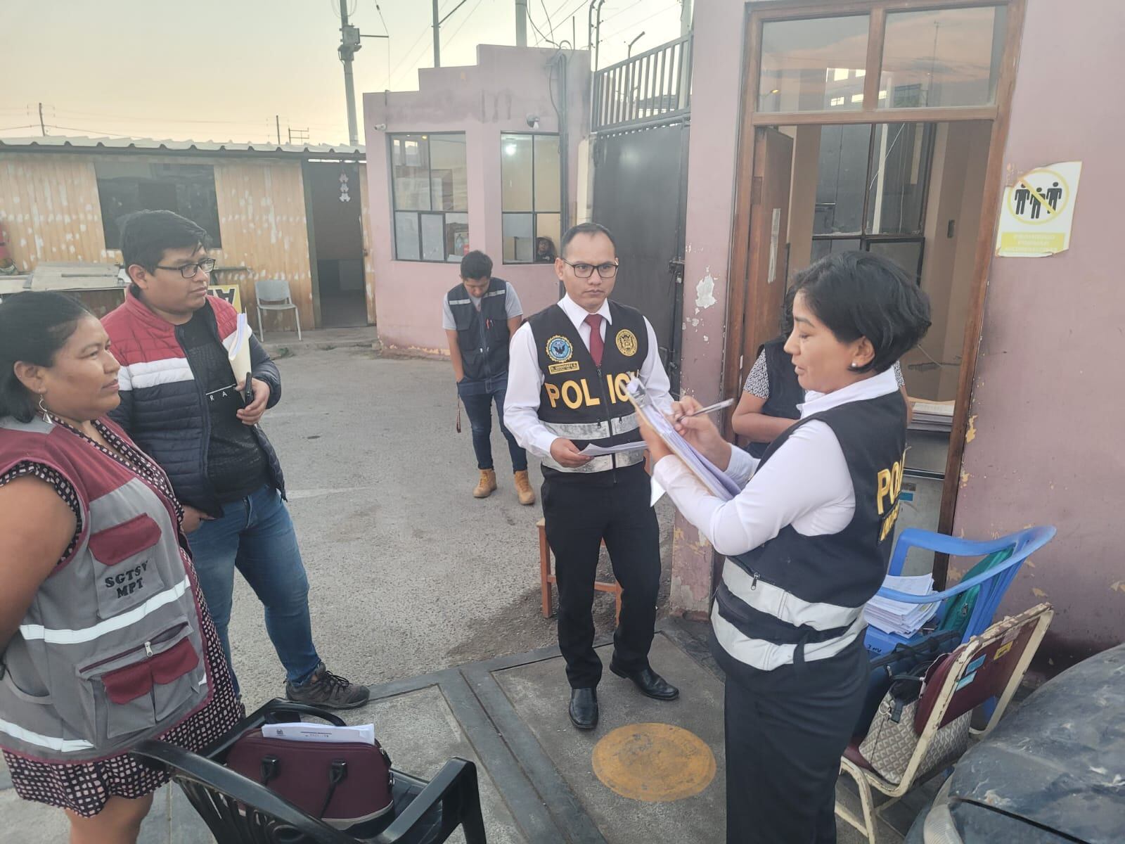 Fiscalía y Policía intervinieron ante la información de la presunta salida irregular de vehículos. (Foto: Difusión)