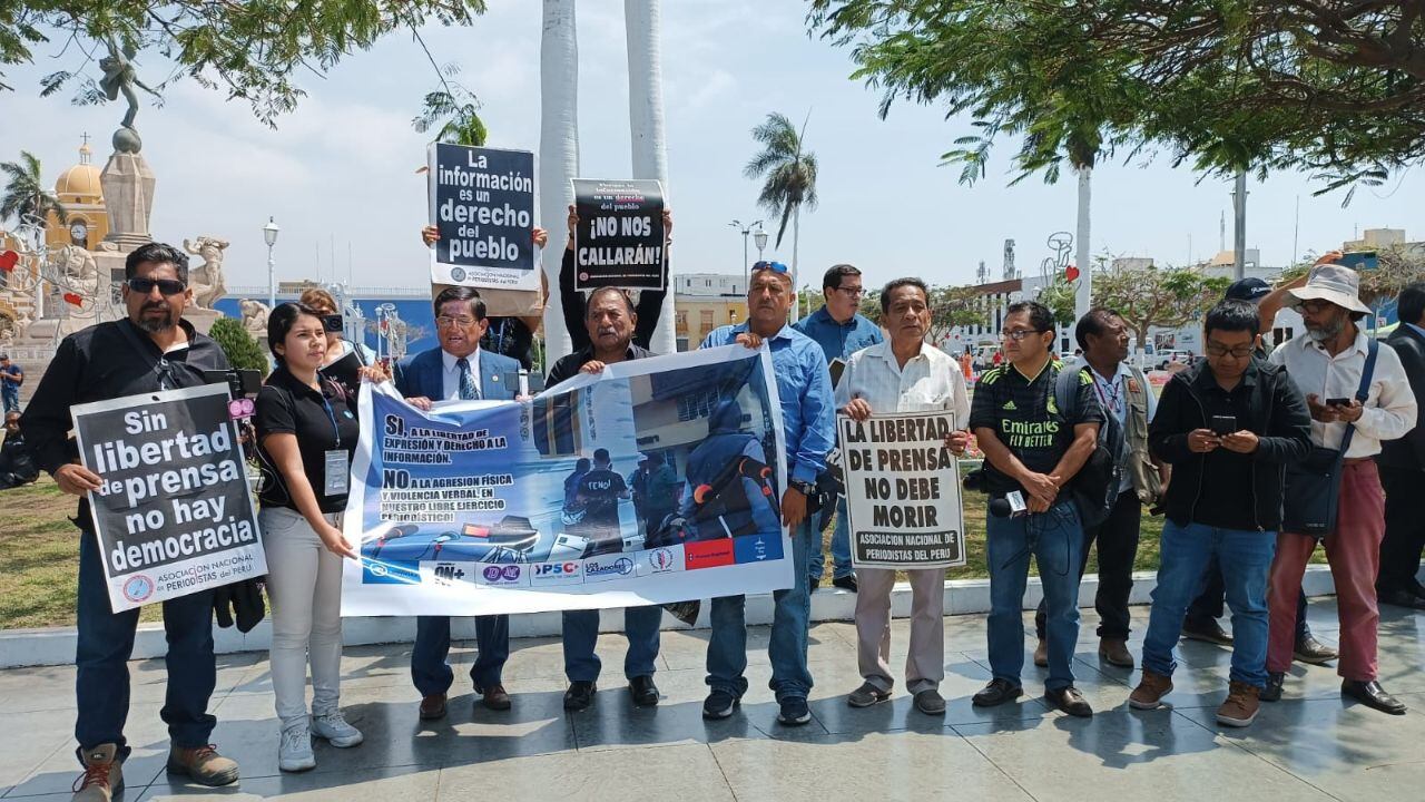 Colegio de Periodistas denunció a autoridad ante la Fiscalía por instigación y disturbios. La Asociación Nacional de Periodistas también condena sus actos.