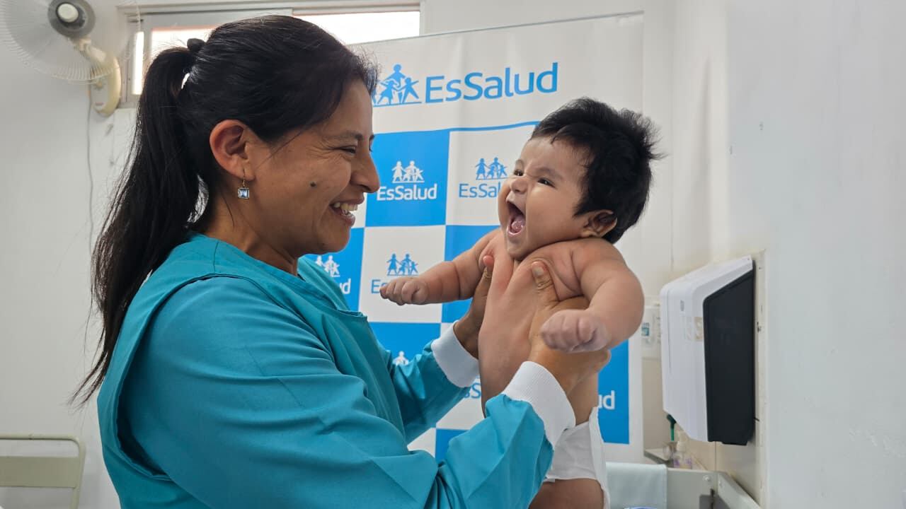 El recién nacido llegó al mundo mediante una cesárea programada debido a las condiciones médicas de la gestante. El caso coincidió con la certificación del hospital como “Establecimiento Amigo de la Madre, la Niña y el Niño”.