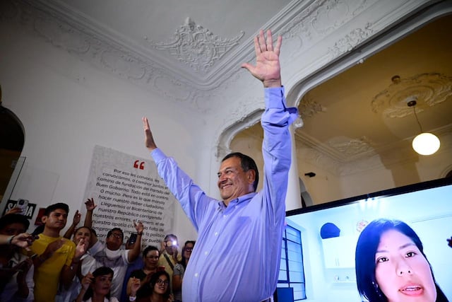 El candidato por partido "Buen Gobierno", Jorge nieto, recibió el flash electoral en su local en el centro de Lima. (Fotos: Paloma del Solar /@photo.gec)