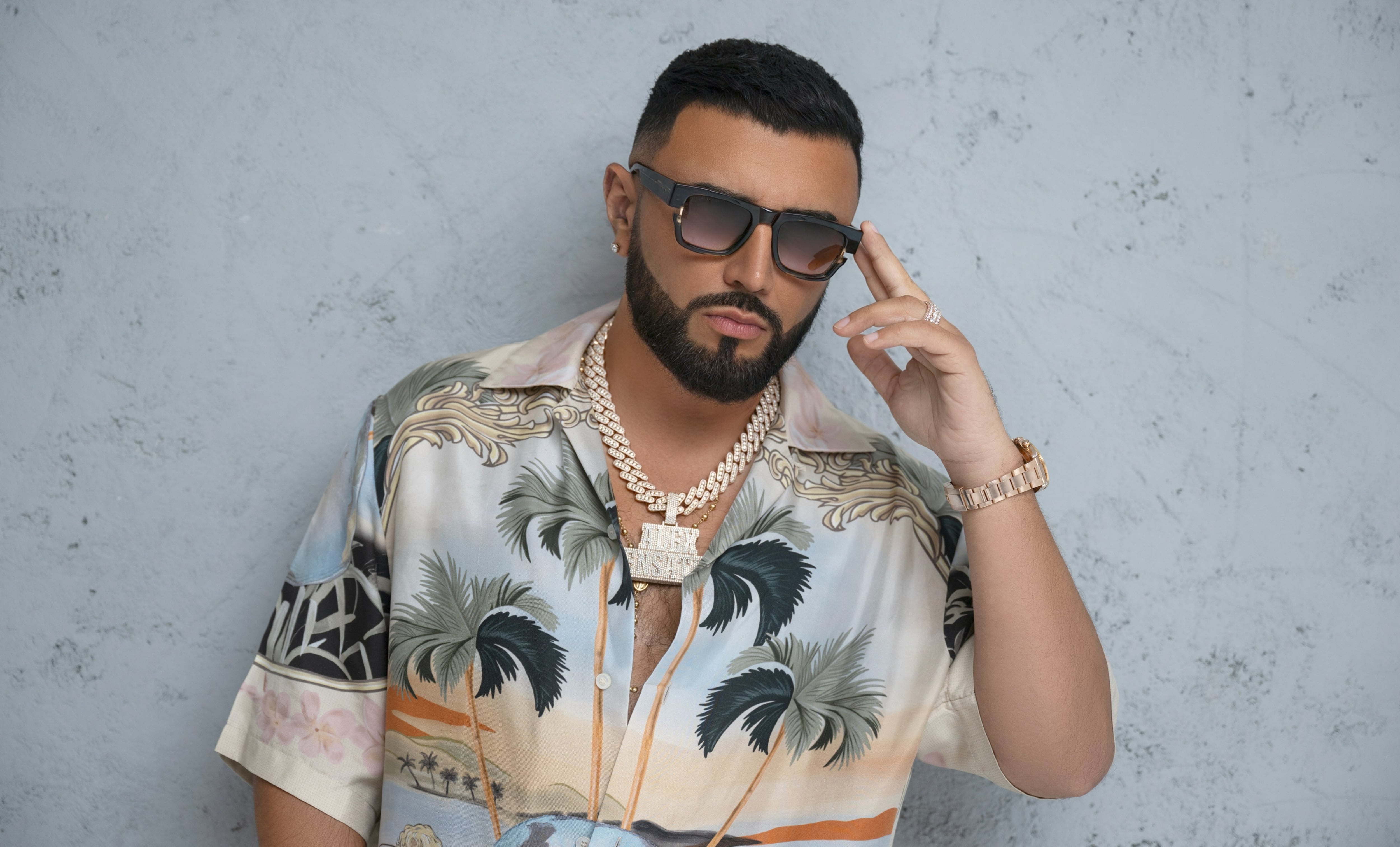 De origen colombiano, Alex Sensation ha colaborado con reconocidos artistas como Bad Bunny, Ozuna, Nicky Jam y Gente de Zona.