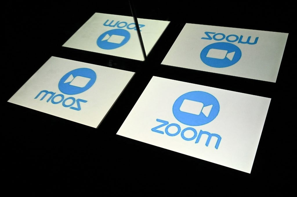 Los ciberdelincuentes imitan invitaciones a reuniones, documentos compartidos y accesos a servicios corporativos para distribuir malware, robar credenciales y comprometer cuentas de trabajo. (Photo by Lionel BONAVENTURE / AFP)