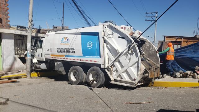 Arequipa: Compactadora impacta contra vivienda y tres familias se salvan de morir