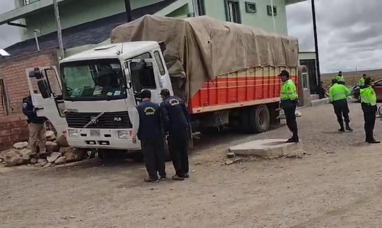 Camión de matrícula B4Y-716 estaba cargado de calzados y prendas de vestir. (Foto: Difusión)