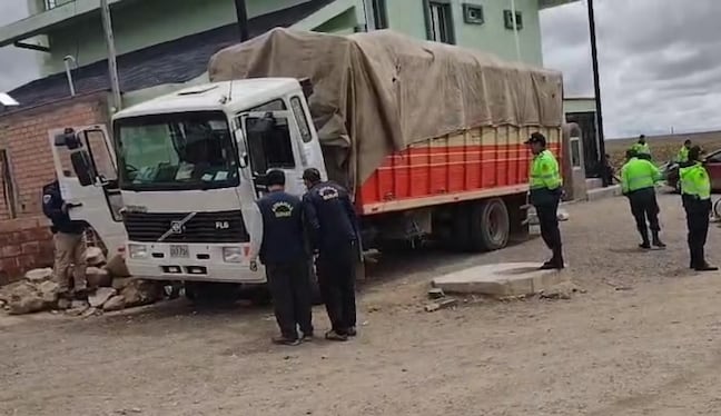 Camión de matrícula B4Y-716 estaba cargado de calzados y prendas de vestir. (Foto: Difusión)
