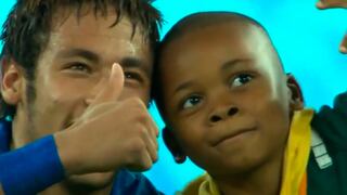 Neymar cargó y se tomó fotos con niño sudafricano que ingresó a la cancha