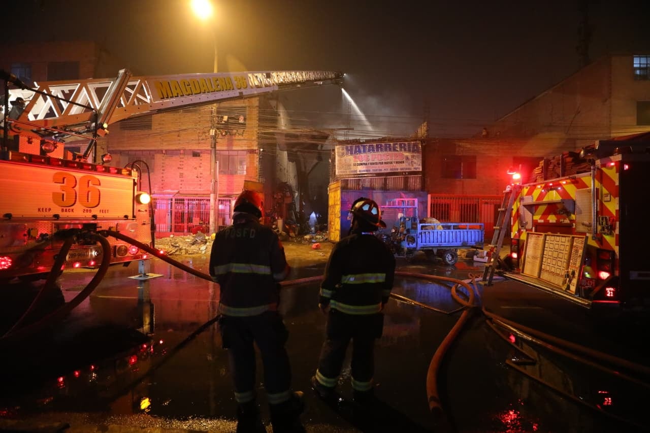 Incendio de código 3 se registró tras caer pirotécnicos dentro de un almacén de chatarra en la calle Turmalinas, en San Juan de Lurigancho. Foto: Antonio Melgarejo/ @photo.gec