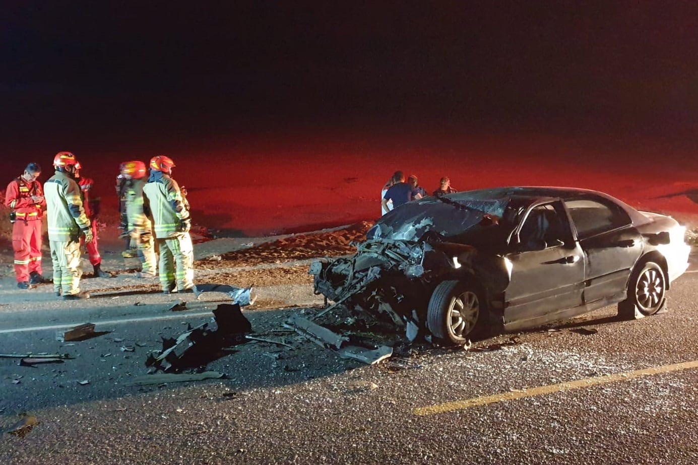 Automóvil de servicio colectivo con daños de consideración en su parte delantera