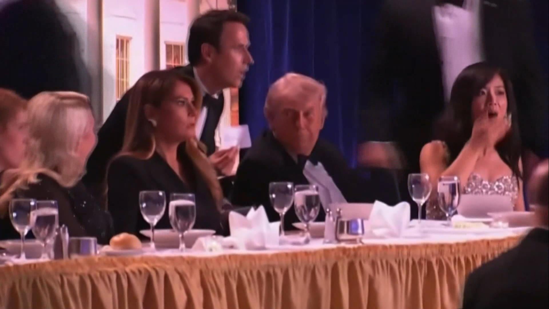 Captura de video facilitado por la Casa Blanca donde se ve al presidente de Estados Unidos, Donald Trump, durante la cena con corresponsales en Washington. (EFE/ Casa Blanca).