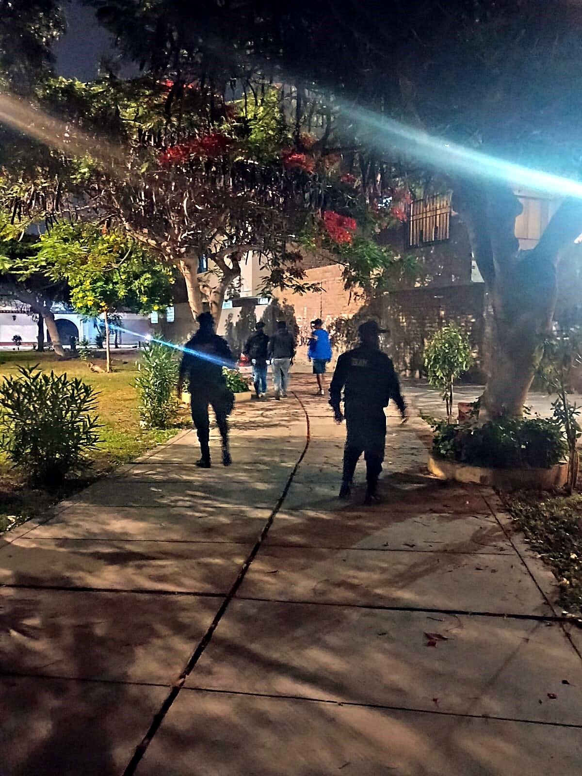 Vecinos de la urbanización La Merced los denunciaron ante el cuerpo del serenazgo, cuyos agentes llegaron para retirarlos del lugar.