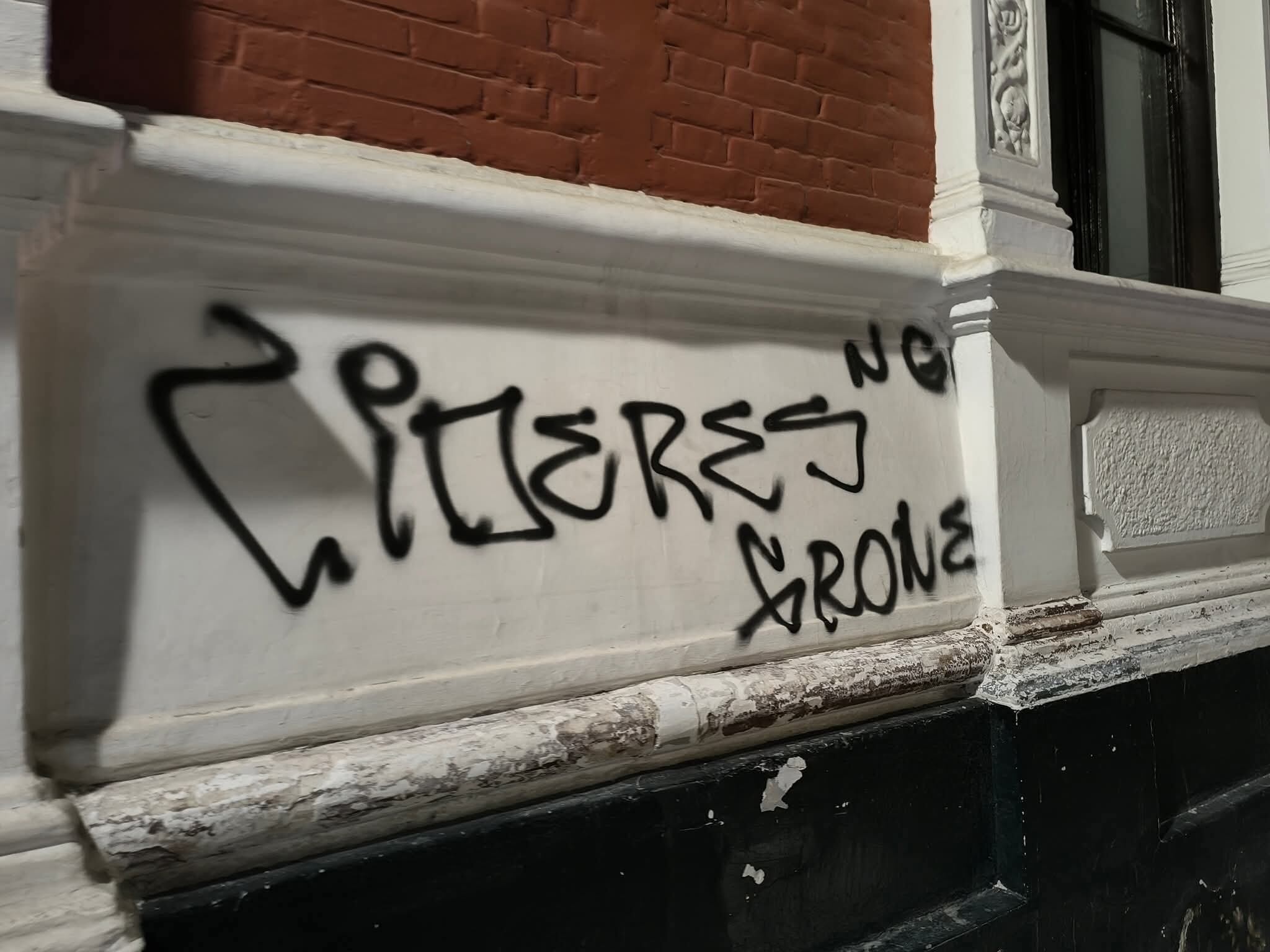 La autoridad edil inició una investigación para identificar y denunciar a los presuntos hinchas. Se supone que son simpatizantes de Alianza Lima.