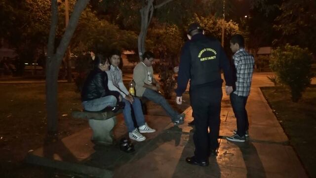 Nuevo Chimbote: Serenos declaran la guerra a jóvenes que usan parques para libar y drogarse