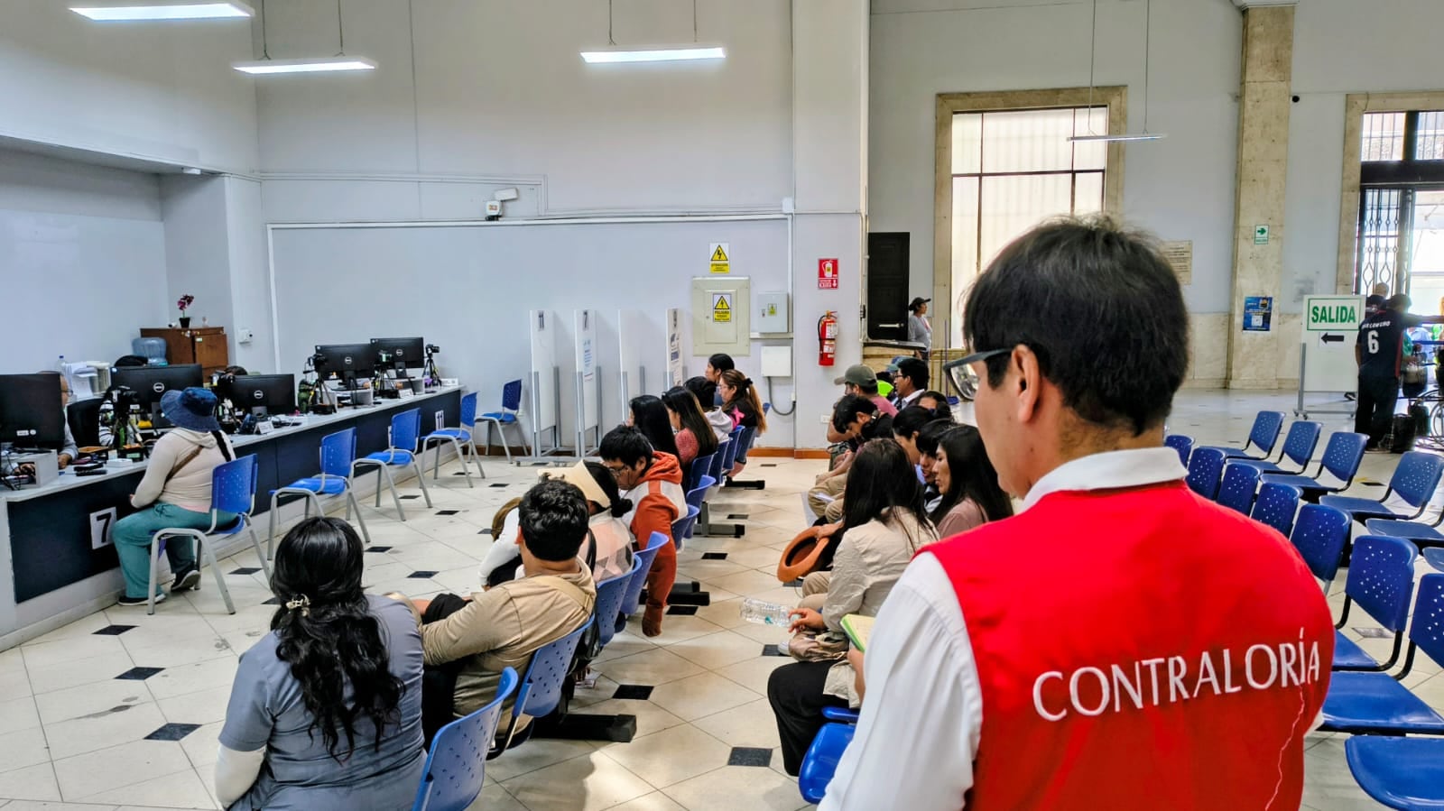 Contraloría inspecciones Reniec en Arequipa ante demanda de entrega de DNI. Foto: Contraloría.