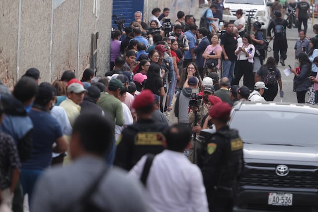 Se apertura las mesas de sufragio en el colegio San Luis Gonzaga de SJM, personas aún tienen quejas por el trabajo del personal de ONPE (Fotos: Julio Reaño/@photo.gec)