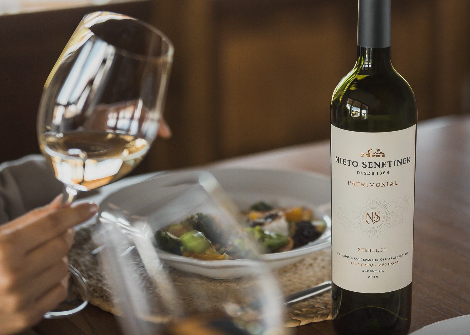 La bodega argentina, con más de 130 años de historia, estrena en Lima sus nuevos Malbec D.O.C., Semillón y Bonarda, vinos que reivindican las cepas patrimoniales de Mendoza y que llegarán al mercado local de la mano de Kahan Licores.