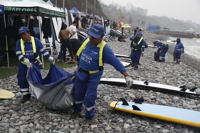 Miraflores retira cinco toneladas de basura tras oleajes anómalos en sus playas (Fotos: César Campos/GEC)