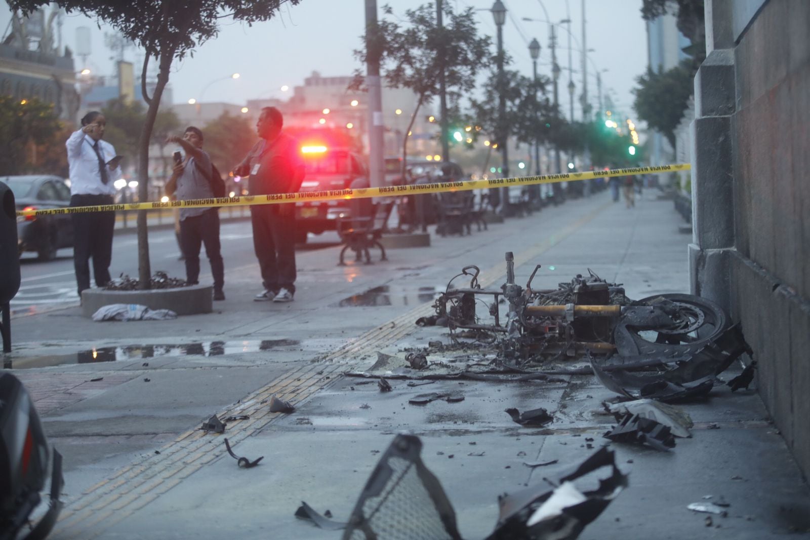 El agente salió despedido contra una pared tras el impacto y su motocicleta se incendió minutos después del accidente. (Fotos: César Grados/GEC)
