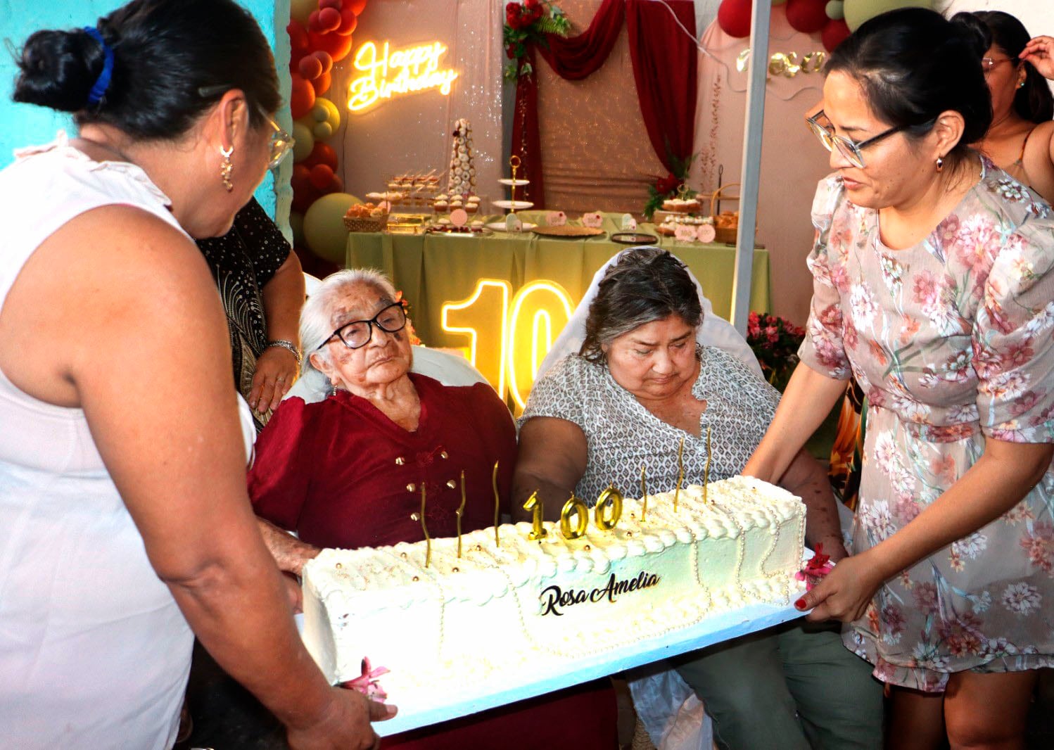 Piurana hecha un roble apagó rodeada de familiares sus 100 velitas.