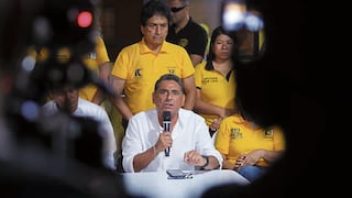 Atribuyen ascenso de Carlos Álvarez a errores de Rafael López Aliaga