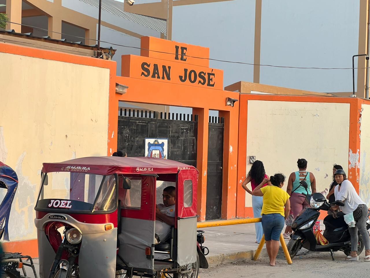 Alumno apunta con arma de fuego a docente de colegio de Piura
