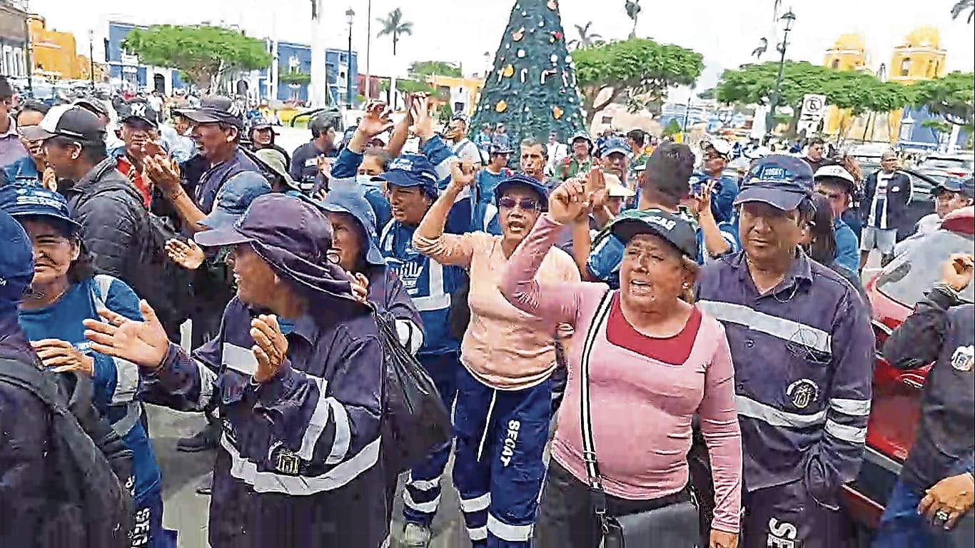 Exigen les paguen sus bonificaciones.