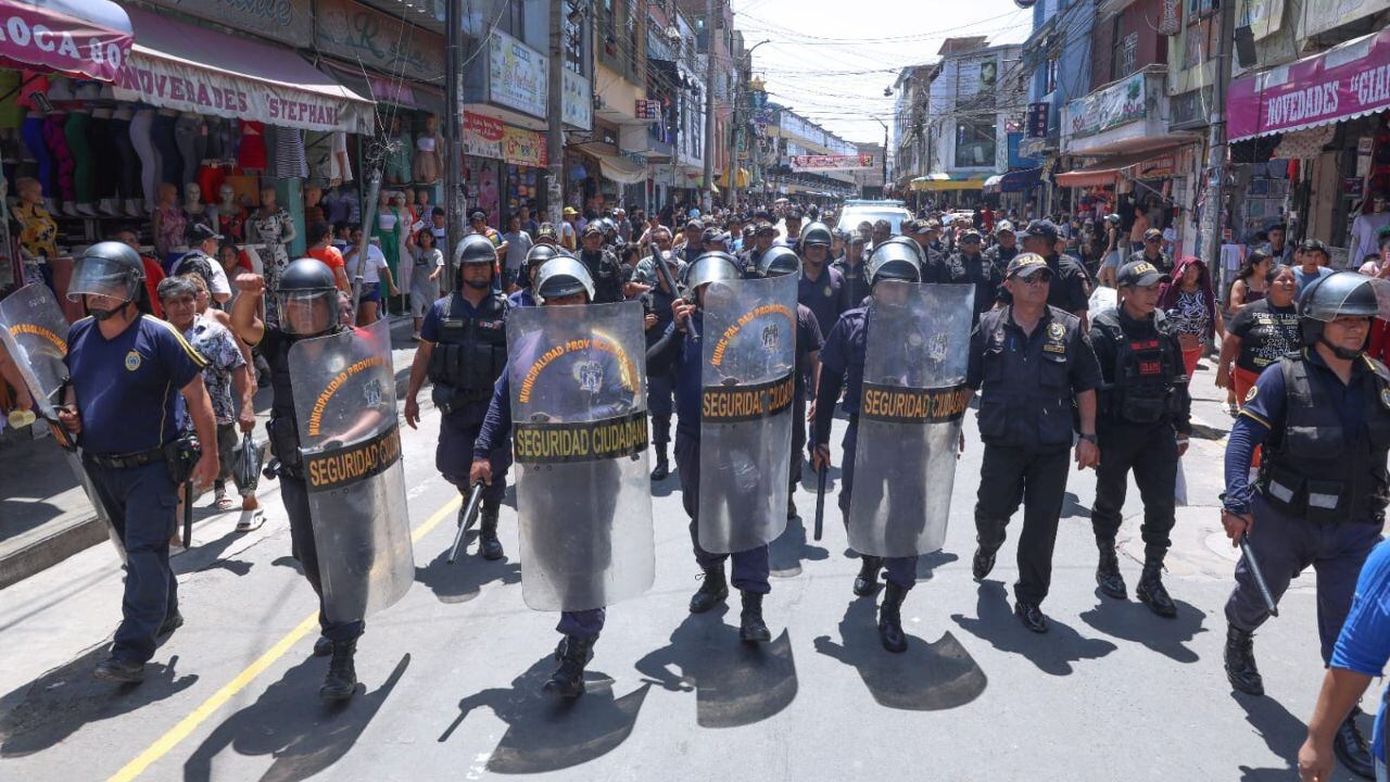 Pese a ello, con apoyo de la Policía Municipal, el alcalde Mario Reyna dispuso el desalojo y reordenamiento de los vendedores que han tomado las calles en varios puntos de Trujillo.