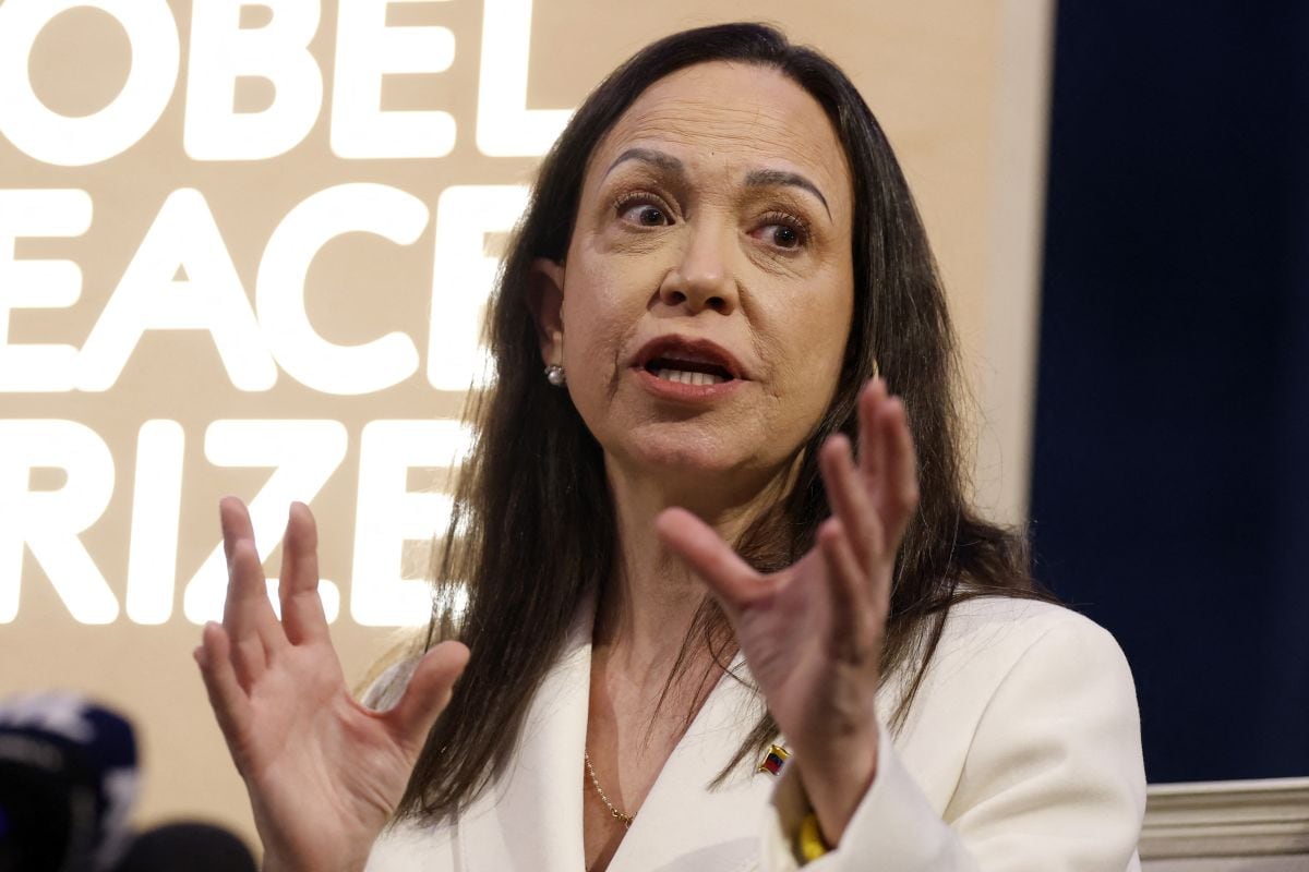 La ganadora del Premio Nobel de la Paz, María Corina Machado, gesticula mientras habla en una rueda de prensa en el Grand Hotel de Oslo, Noruega, el 11 de diciembre de 2025. (Foto: Odd ANDERSEN / AFP)