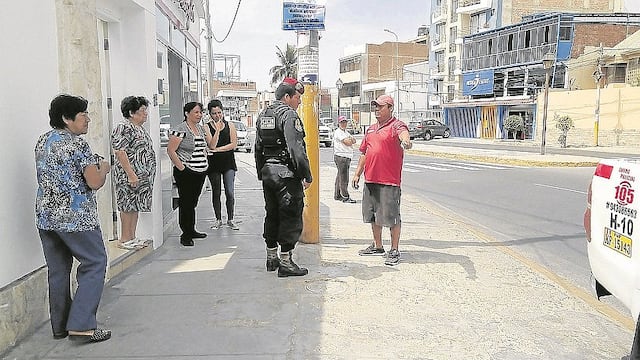 Roban mototaxi nueva de la puerta de vivienda en Urb. Santa Victoria