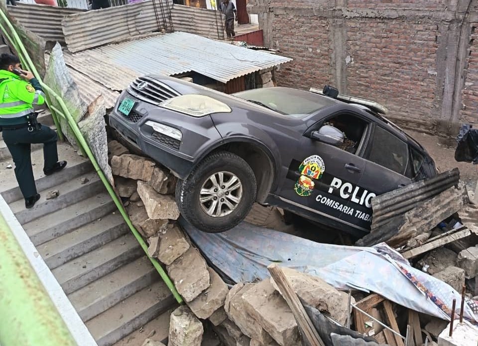 Patrullero policial cae sobre vivienda en Tiabaya. Foto: PNP.