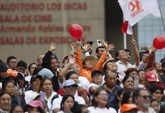 Simpatizantes de Keiko Fujimori acuden a exteriores del Gran Teatro Nacional por ceremonia de entrega de credenciales (FOTOS)