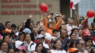 Simpatizantes de Keiko Fujimori acuden a exteriores del Gran Teatro Nacional por ceremonia de entrega de credenciales (FOTOS)